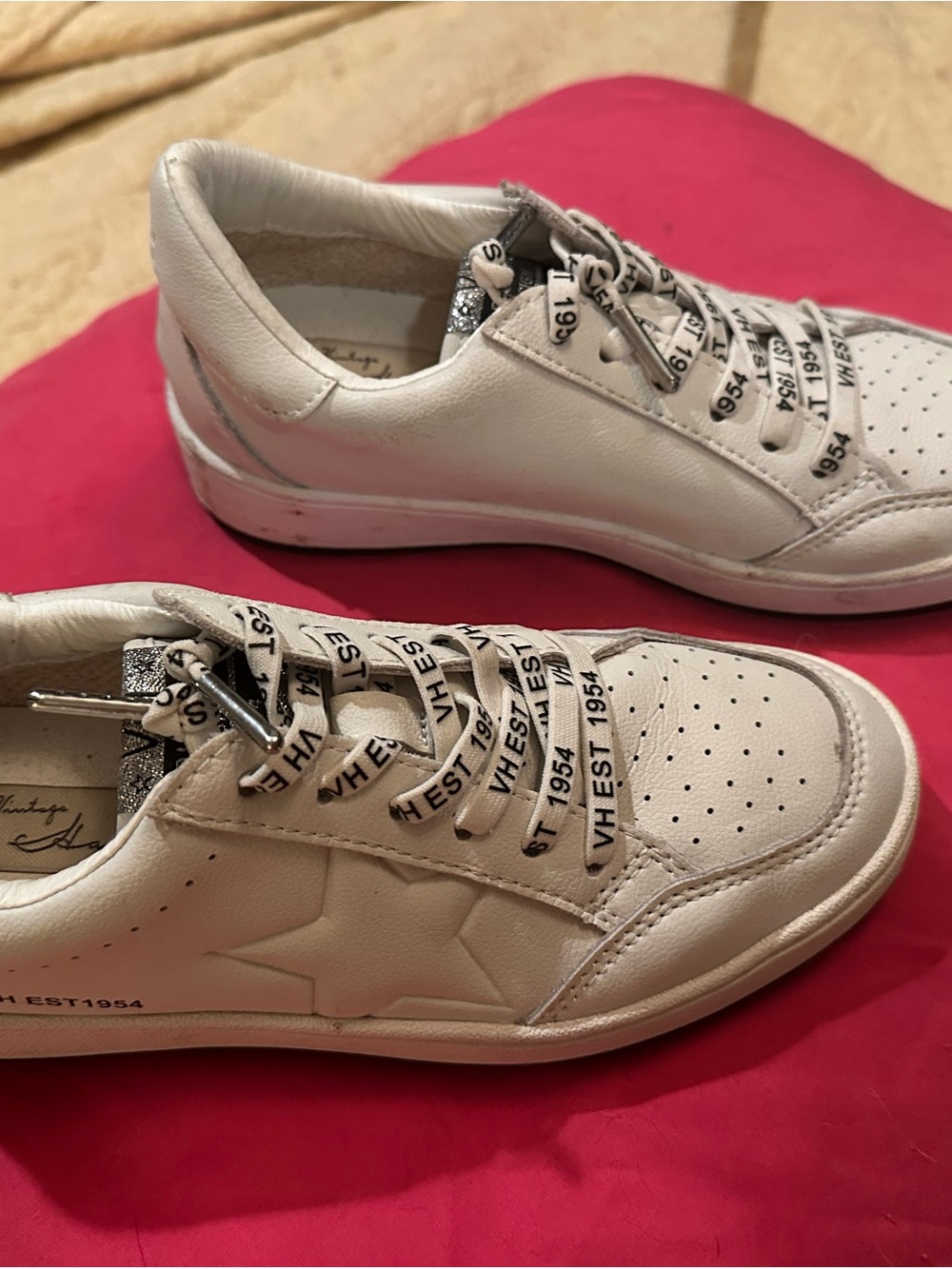Women’s White Athletic Sneakers with Star Accent and Printed Laces